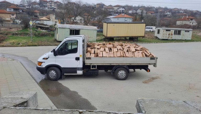 Нацепени дърва за огрев, готови за печка и камина